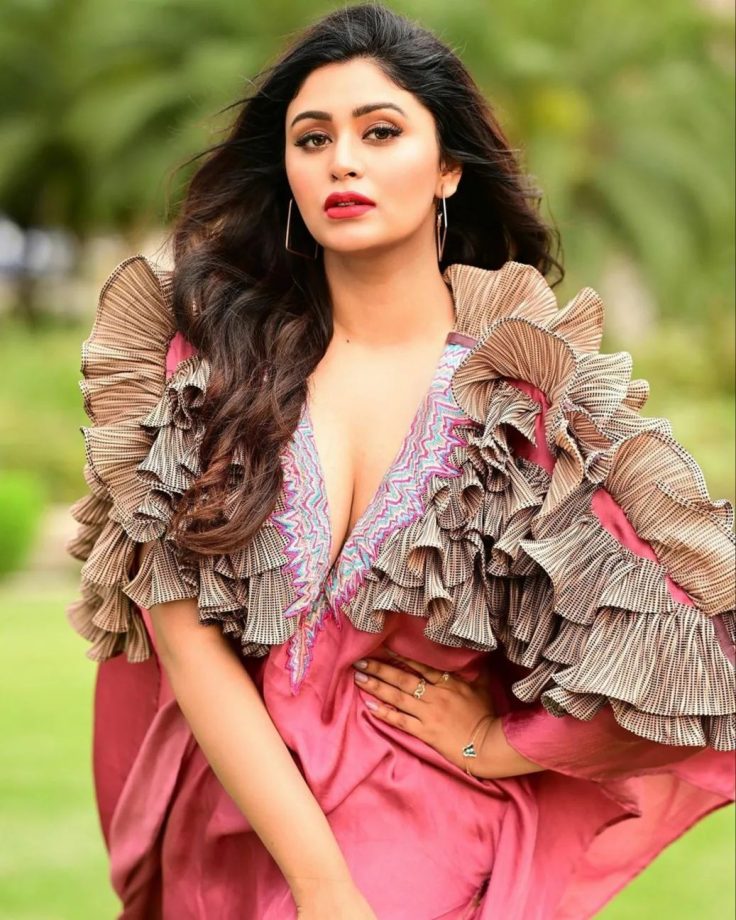 Ritabhari Chakraborty in pink plunge-neck kaftan is 'chic' personified 844590