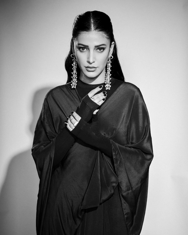 Shruti Haasan Embraces Gothic Look As She Turns 'Witch' In Black Gown 842884