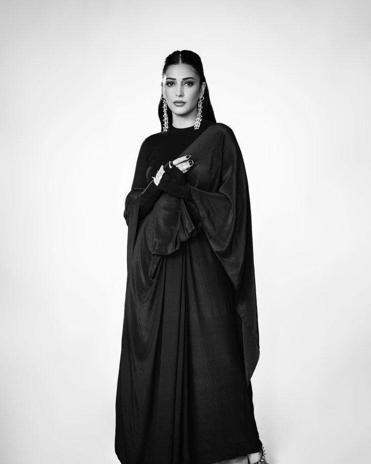 Shruti Haasan Embraces Gothic Look As She Turns 'Witch' In Black Gown 842892