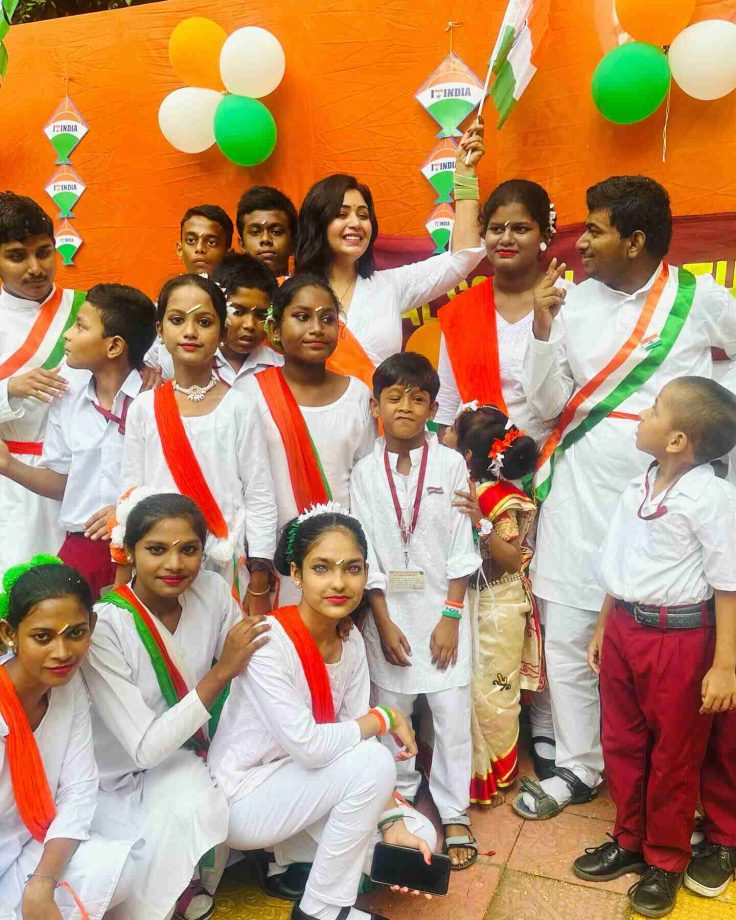 Sneak Peek Into Ritabhari Chakraborty And Mimi Chakraborty's Independence Day Celebration 843135