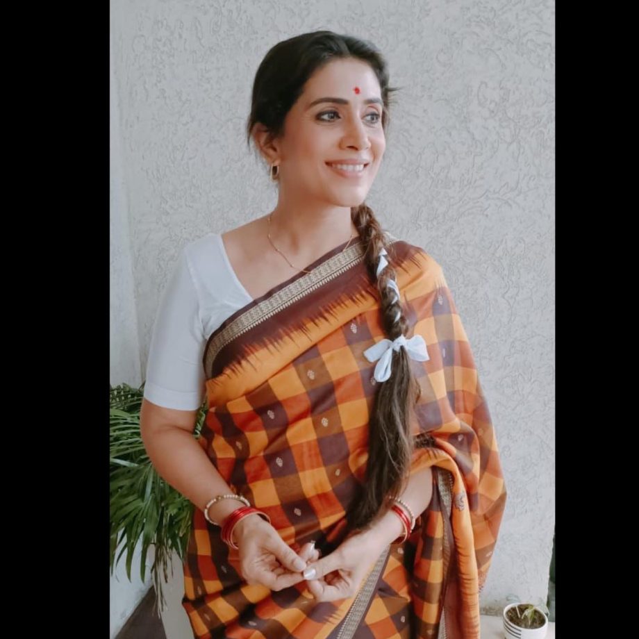 Sonali Kulkarni's saree saga gets vintage twirl, see pics 843846