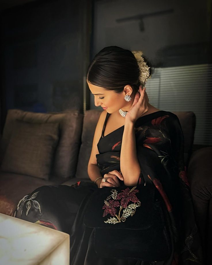 Tara Sutaria stuns in a gorgeous floral black saree, see pics 845861