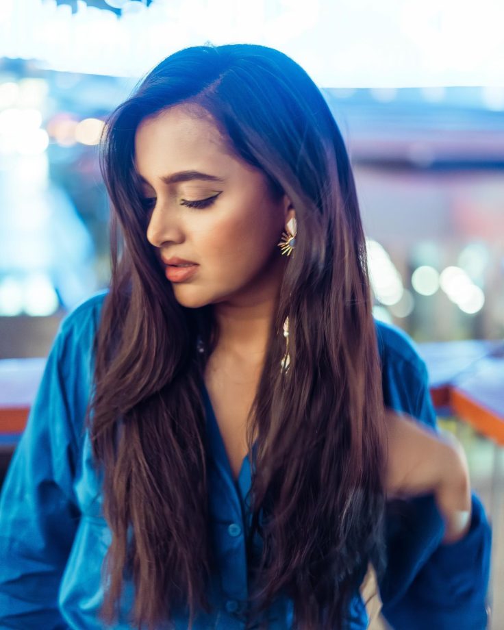 Tejasswi Prakash 'Blue-ming' In Classy Couture; See Pics 843373