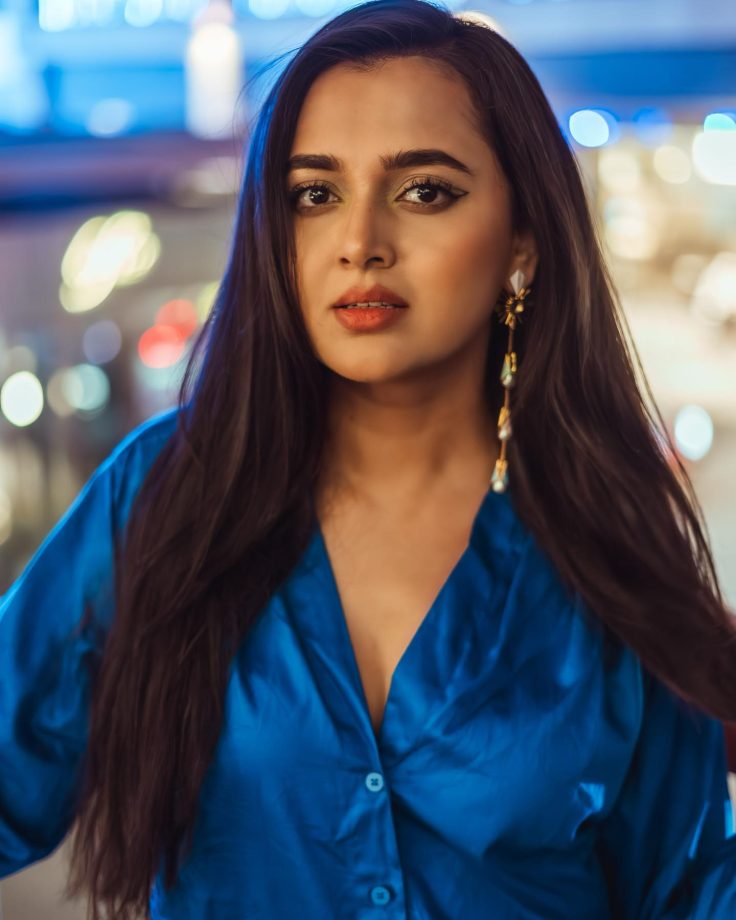 Tejasswi Prakash 'Blue-ming' In Classy Couture; See Pics 843374