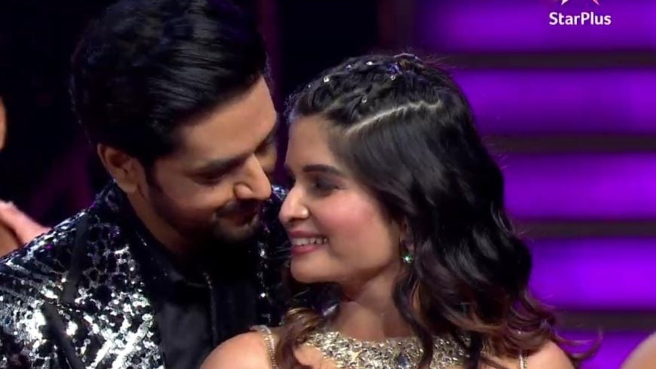 Savi Proposes Ishaan in a Unique Style On The Stage Of The Star Parivaar Awards! 856556