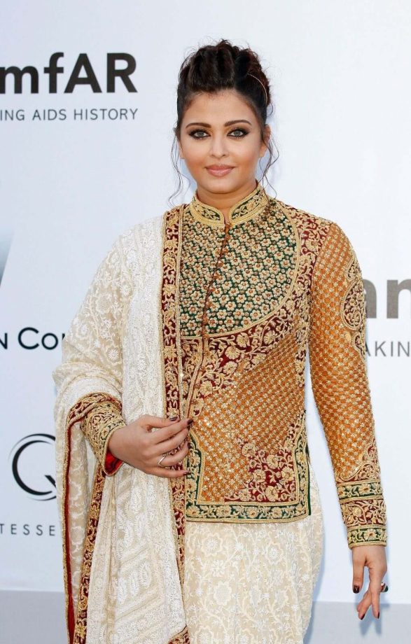 Aishwarya Rai, Kareena Kapoor and Katrina Kaif articulate royalty with statement blouse sleeve designs 854442