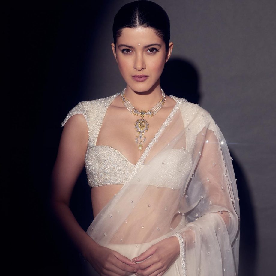 Ananya Panday, Janhvi Kapoor, And Shanaya Kapoor: Gen-z blouse designs to pair your modern sarees [In Photos] 853330