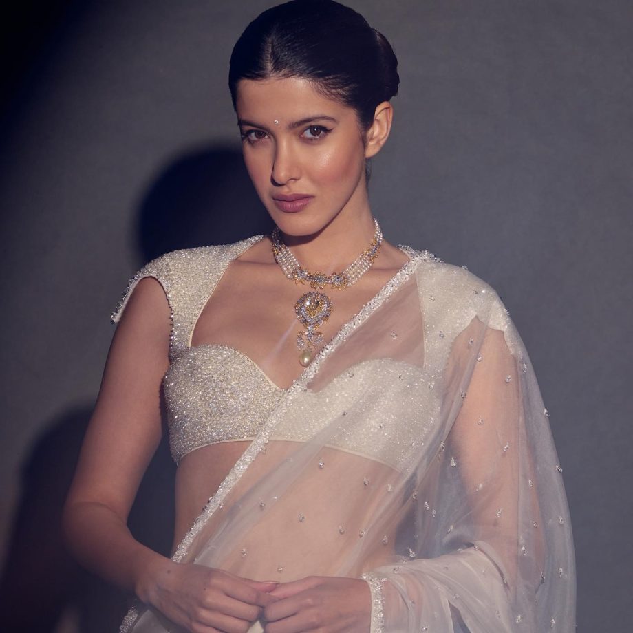 Ananya Panday, Janhvi Kapoor, And Shanaya Kapoor: Gen-z blouse designs to pair your modern sarees [In Photos] 853327