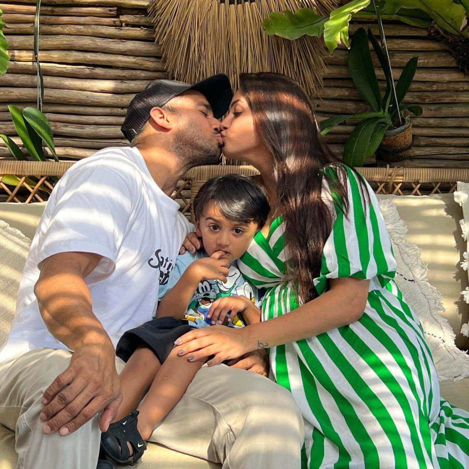 Anita Hassanandani Goes Bold Kissing Husband Rohit Reddy On Bali Vacation, Watch 852666