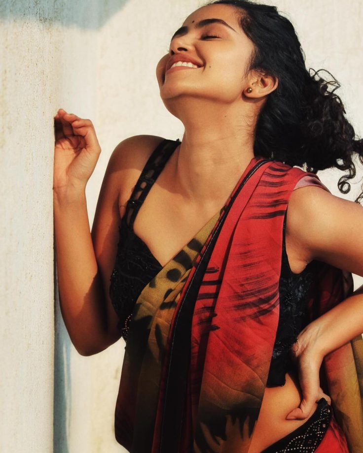 Anupama Parameswaran’s floral multi-coloured georgette saree comes with a black sequinned bustier 850252