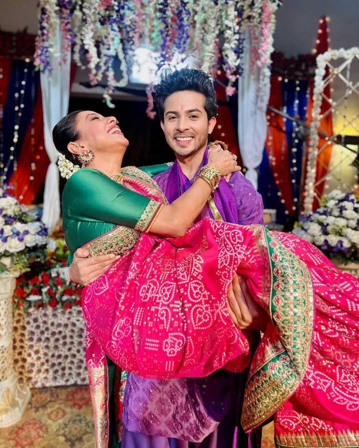 Anupamaa Fame Sagar Parekh Carries Rupali Ganguly In His Arms; Showers Love On Fans 857038