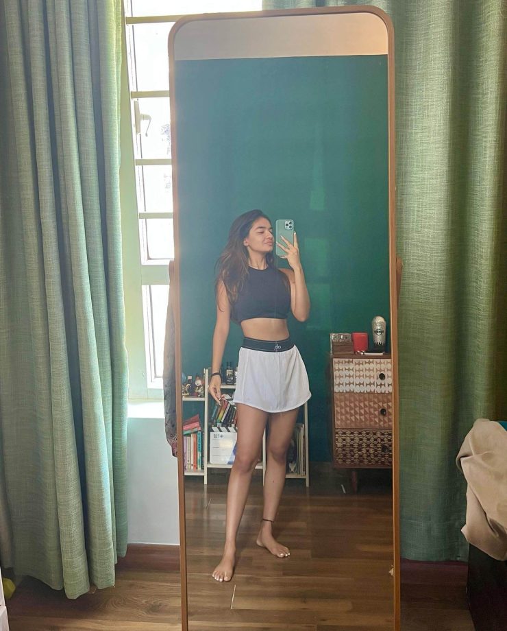 Anushka Sen Flaunts 'Gym Gurl' Vibes In Mirror Selfie, Fan Lovestruck 849521