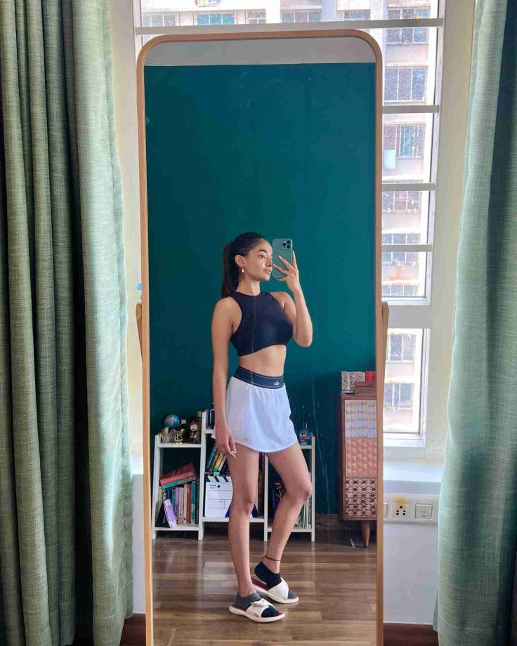 Anushka Sen Flaunts 'Gym Gurl' Vibes In Mirror Selfie, Fan Lovestruck 849522