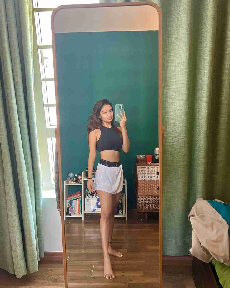 Anushka Sen Flaunts 'Gym Gurl' Vibes In Mirror Selfie, Fan Lovestruck 849523