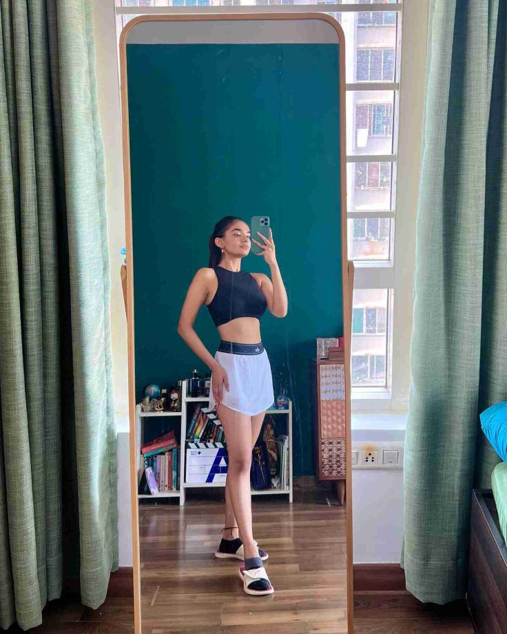 Anushka Sen Flaunts 'Gym Gurl' Vibes In Mirror Selfie, Fan Lovestruck 849524