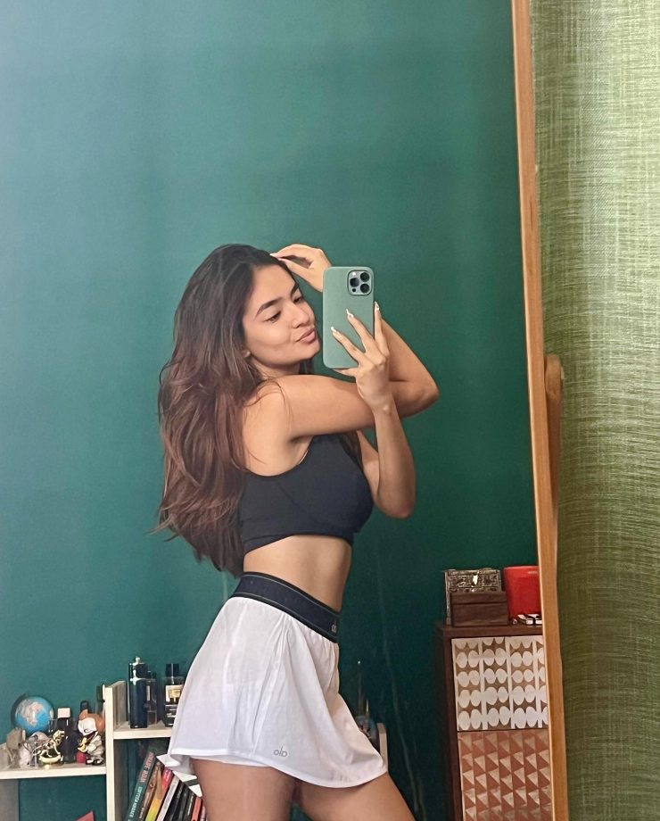 Anushka Sen Flaunts 'Gym Gurl' Vibes In Mirror Selfie, Fan Lovestruck 849520