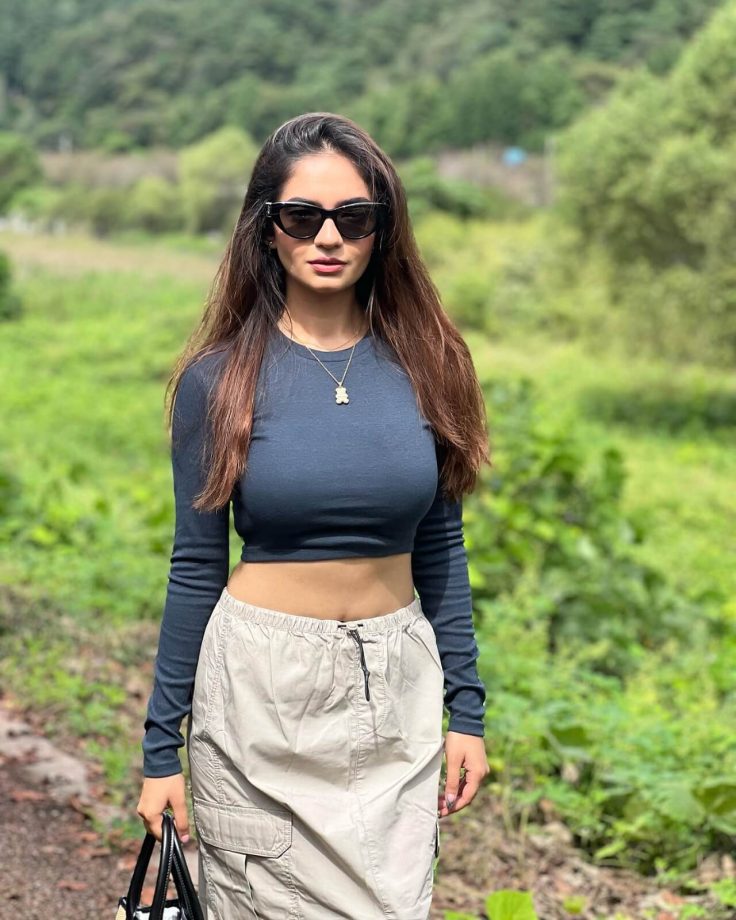 Anushka Sen Gets Candid In Nature, Flaunts Midriff Wearing Black Crop Top And Skirt 852706