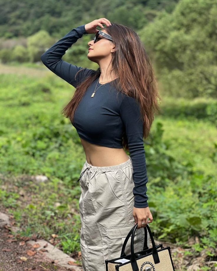 Anushka Sen Gets Candid In Nature, Flaunts Midriff Wearing Black Crop Top And Skirt 852708
