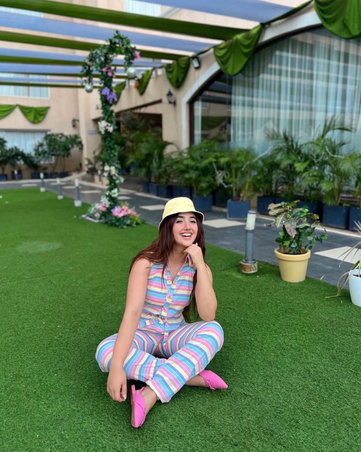 Ashnoor Kaur Reveals Her 'Happiness' Secret In Multicolour Jumpsuit With Bucket Hat 851592