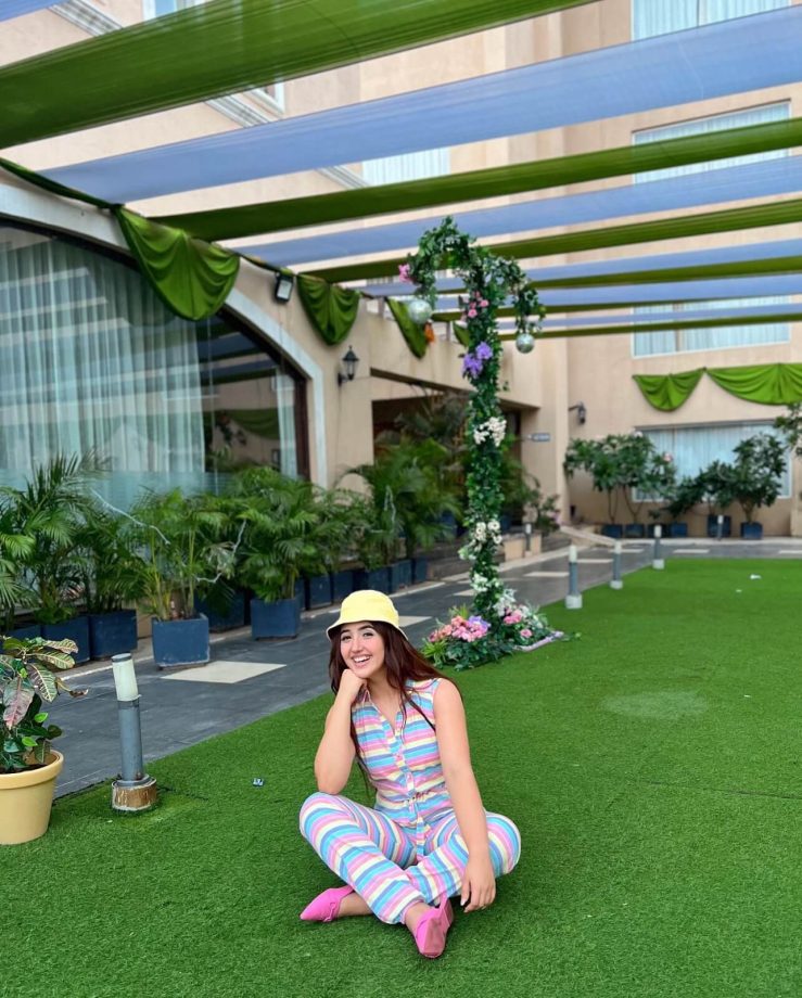 Ashnoor Kaur Reveals Her 'Happiness' Secret In Multicolour Jumpsuit With Bucket Hat 851593