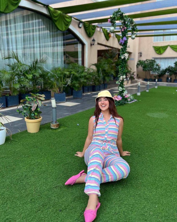 Ashnoor Kaur Reveals Her 'Happiness' Secret In Multicolour Jumpsuit With Bucket Hat 851595