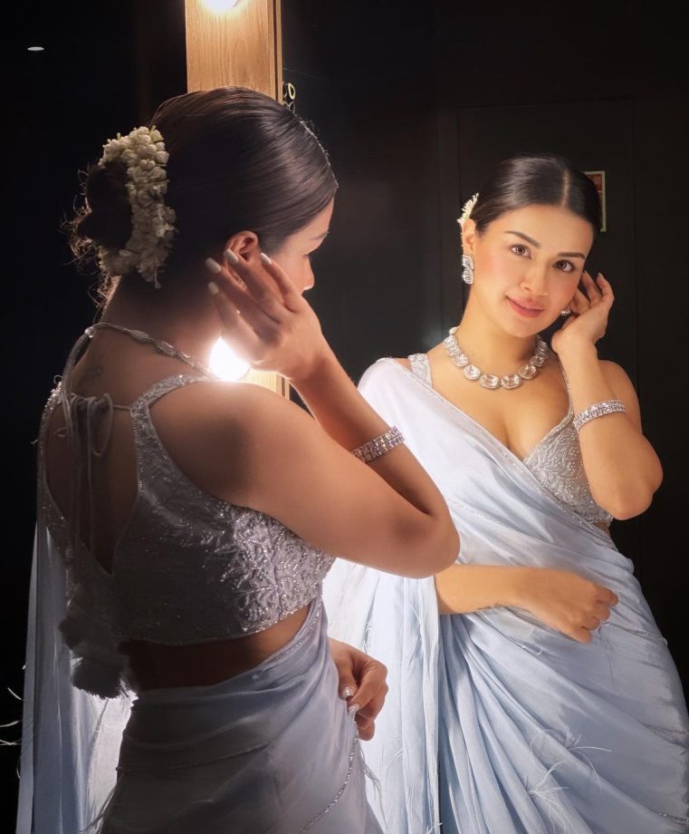 Avneet Kaur Photos In Pastel Saree And Deep Neck Blouse Design With Gajra,  Diamond Necklace Set