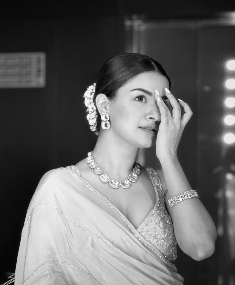 Avneet Kaur Photos In Pastel Saree And Deep Neck Blouse Design With Gajra, Diamond Necklace Set 855400