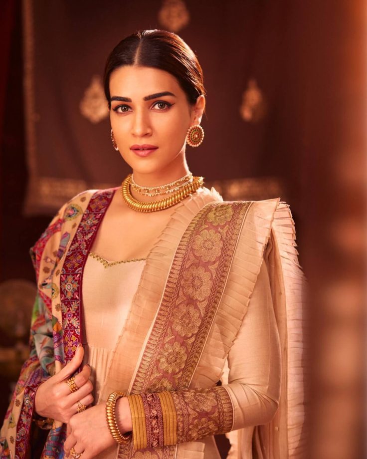 Beauties in Anarkalis! Style your ethnic suits like Kriti Sanon and Pooja Hegde [Photos] 854112