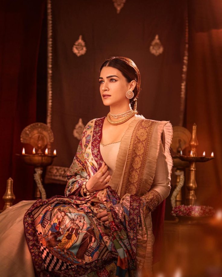 Beauties in Anarkalis! Style your ethnic suits like Kriti Sanon and Pooja Hegde [Photos] 854113