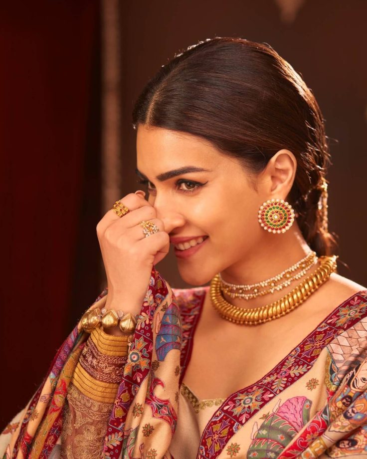 Beauties in Anarkalis! Style your ethnic suits like Kriti Sanon and Pooja Hegde [Photos] 854114