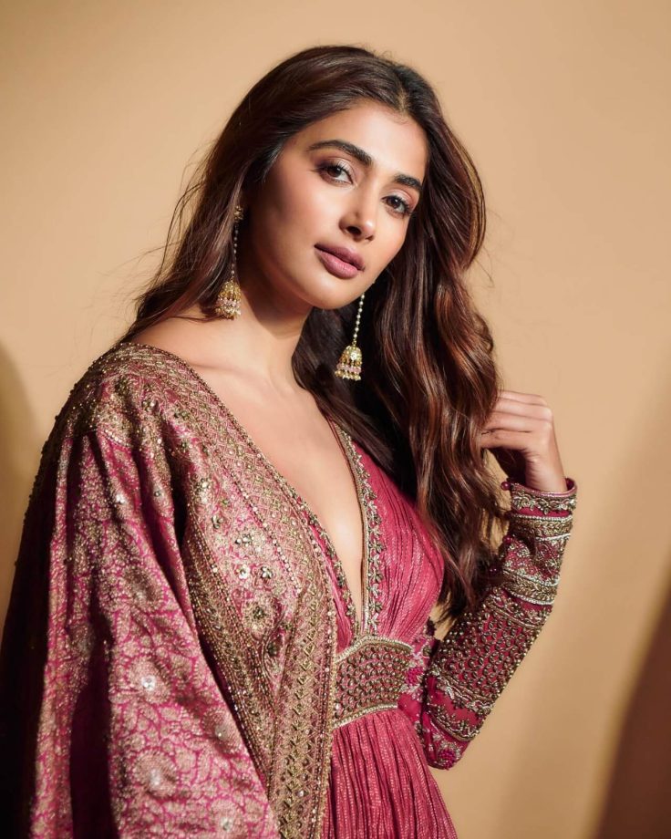 Beauties in Anarkalis! Style your ethnic suits like Kriti Sanon and Pooja Hegde [Photos] 854117