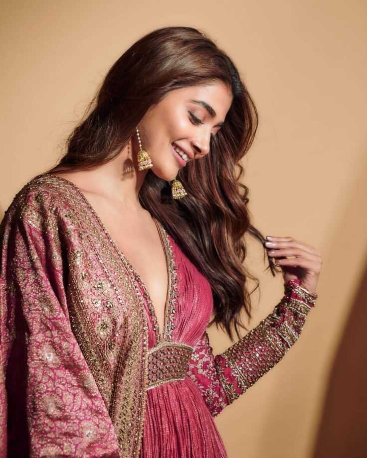 Beauties in Anarkalis! Style your ethnic suits like Kriti Sanon and Pooja Hegde [Photos] 854118