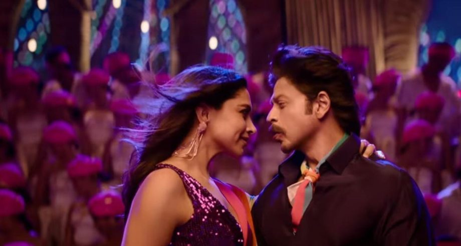 Deepika Padukone-SRK’s magical chemistry in their new song, ‘Faratta’ takes the internet by storm! 854839