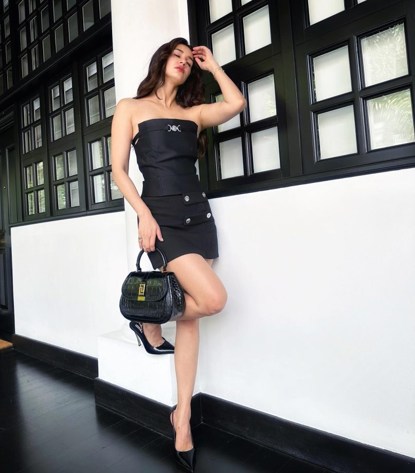 Disha Patani dazzles in an off-shoulder black Versace dress 854715