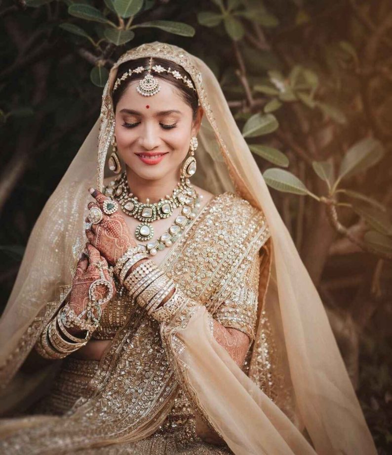 21 Vintage Bridal Portrait Ideas To Capture The Maharani Feels! |  WeddingBazaar