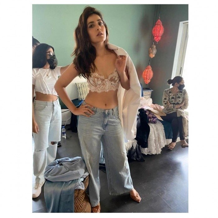 Get That Swagger Style Like Disha Patani, Nora Fatehi, And Raashi Khanna In Baggy Jeans 856855