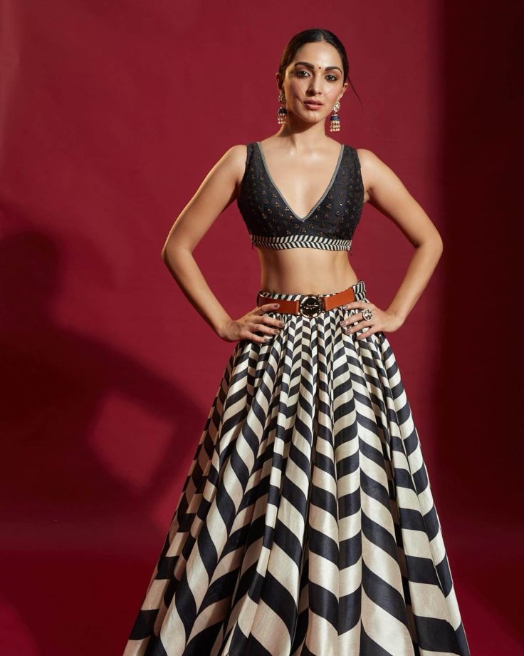 Get the Bollywood Diva Look: Crop Top & Skirt Style Tips from Alia, Tara, and Kiara 856081