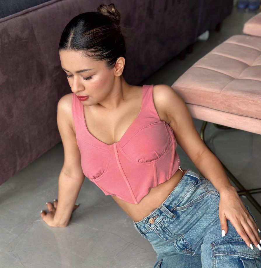 In Photos: Avneet Kaur looks sensuous in pink deep neck bralette and denim jeans 852014