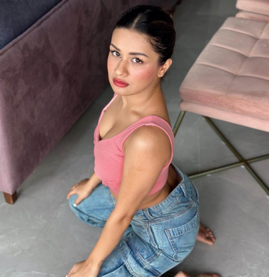 In Photos: Avneet Kaur looks sensuous in pink deep neck bralette and denim jeans 852015