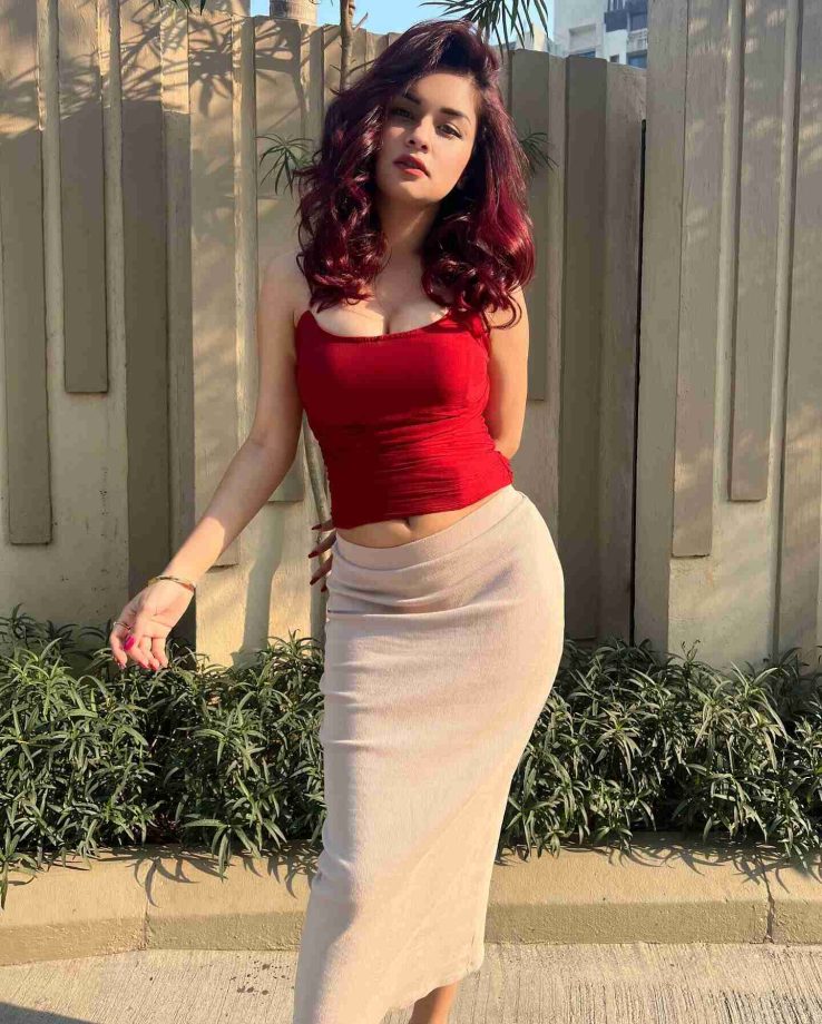 Instagram Queen Avneet Kaur Flaunts Curves In Crop Top And Skirt; Checkout Photos 850903