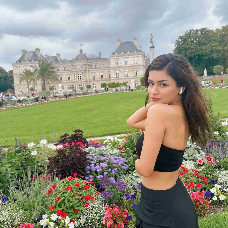 Instagram Queen Avneet Kaur Flaunts Curves In Crop Top And Skirt; Checkout Photos 850910