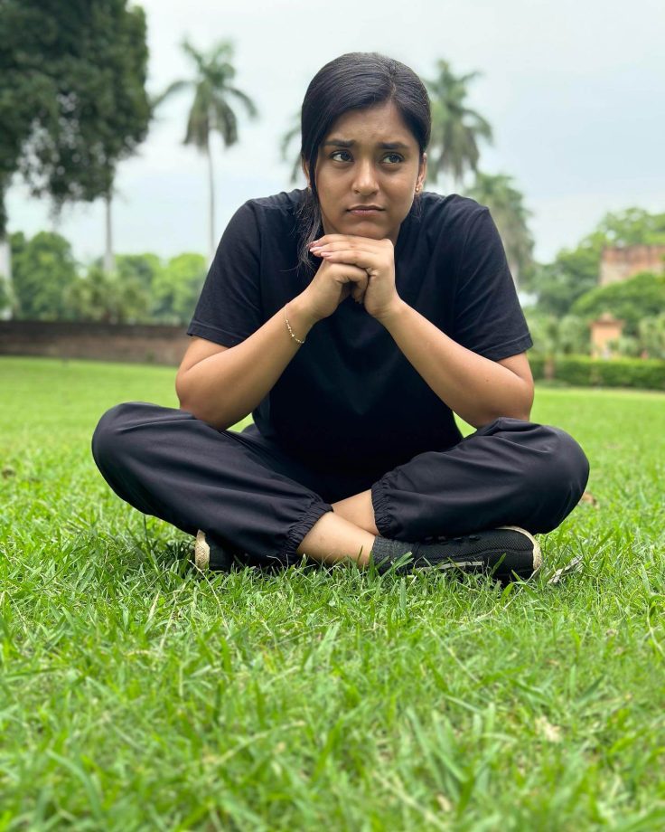 It's A Green Day For Sumbul Touqeer In Black Top And Joggers With Shoes 854728