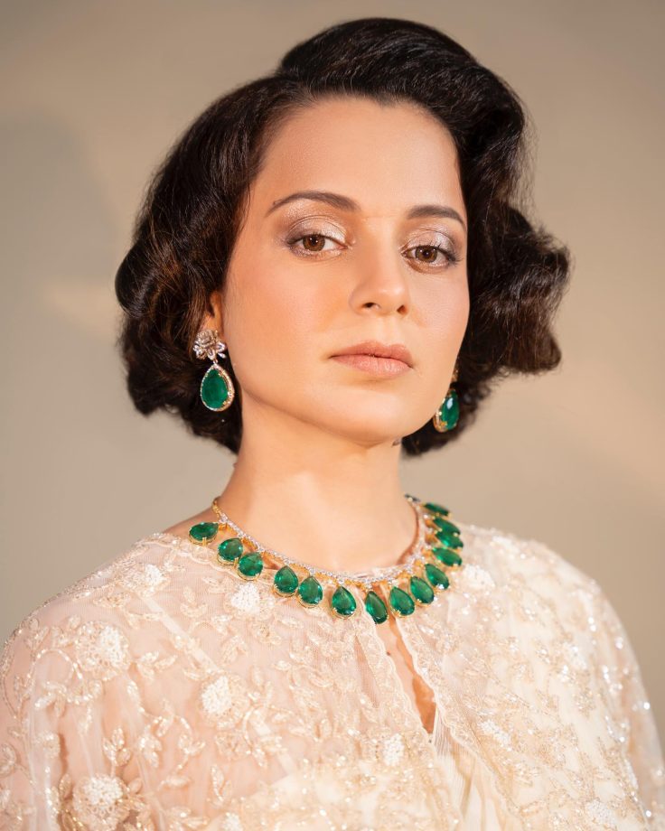 Kangana Ranaut looks regal in ivory saree with cape blouse design [Photos] 855038