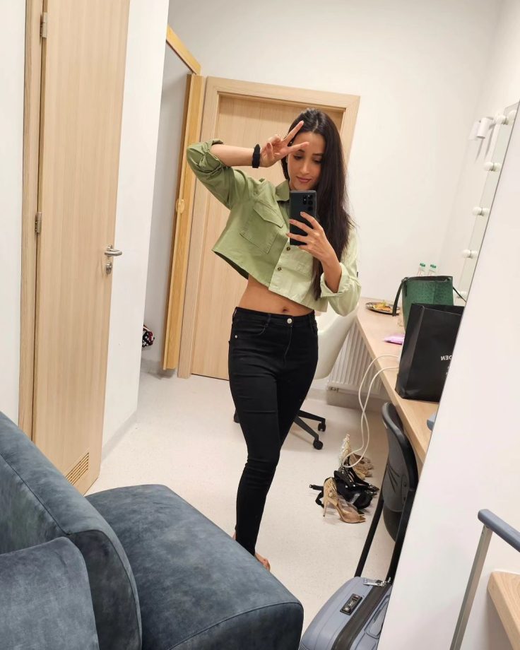KGF 2 Actress Srinidhi Shetty Shares Throwback Mirror Selfies Flaunting Quirkiness 855709