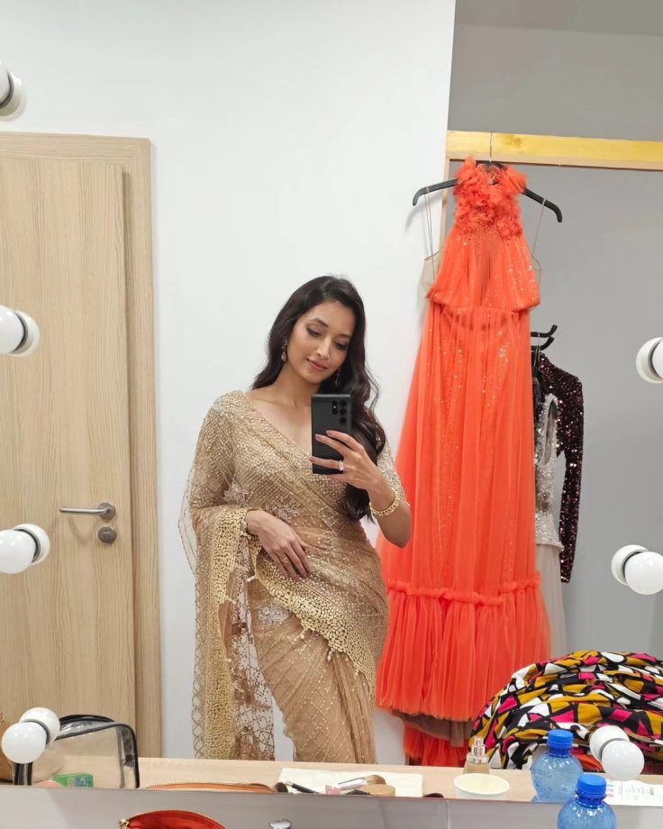KGF 2 Actress Srinidhi Shetty Shares Throwback Mirror Selfies Flaunting Quirkiness 855711
