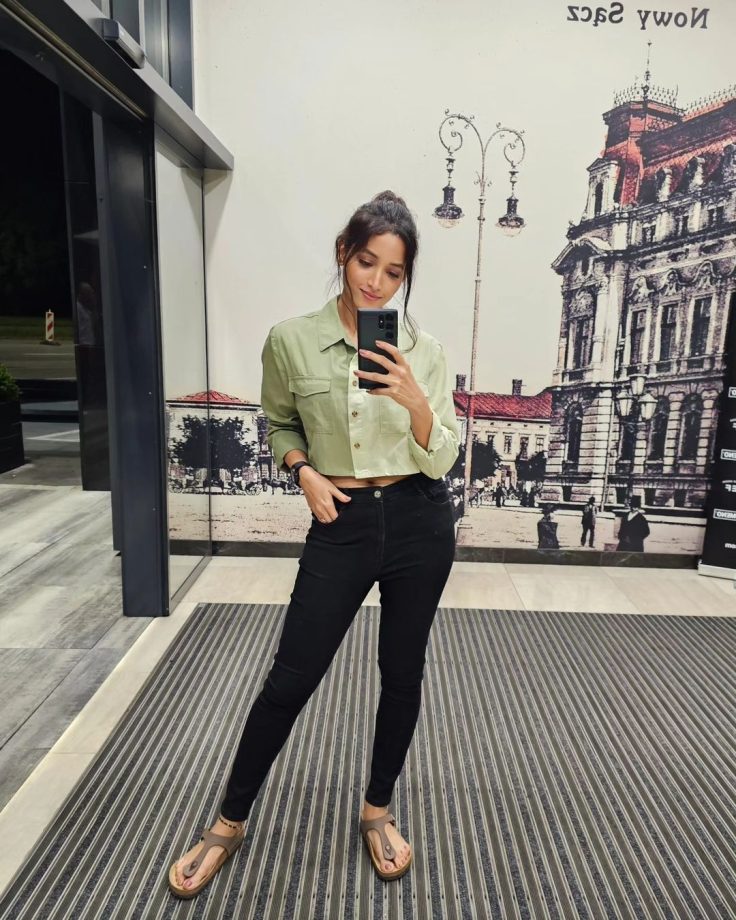 KGF 2 Actress Srinidhi Shetty Shares Throwback Mirror Selfies Flaunting Quirkiness 855714