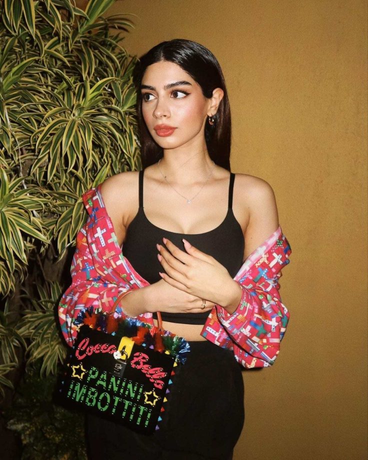 Khushi Kapoor Gives Trendy Gen-Z Fashion Goals In Crop Top, Trouser, And Jacket, See Photos 852403