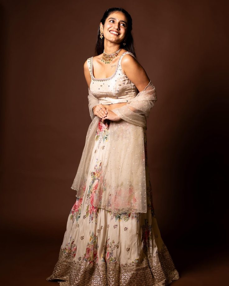 Kriti Sanon VS Deepika Padukone VS Priya Varrier: Whose Traditional Outfit Is Your Ultimate Choice For Festive? 850452