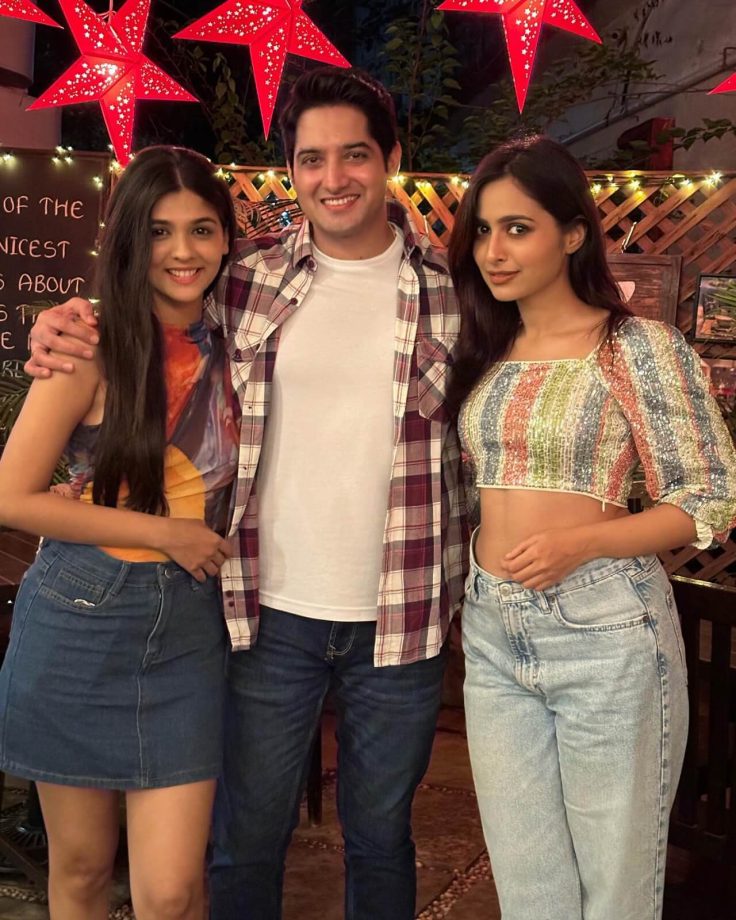 Mayank Arora Poses With On-screen Sister Pranali Rathod And Karishma Sawant, Checkout Dinner Date Photos 852696