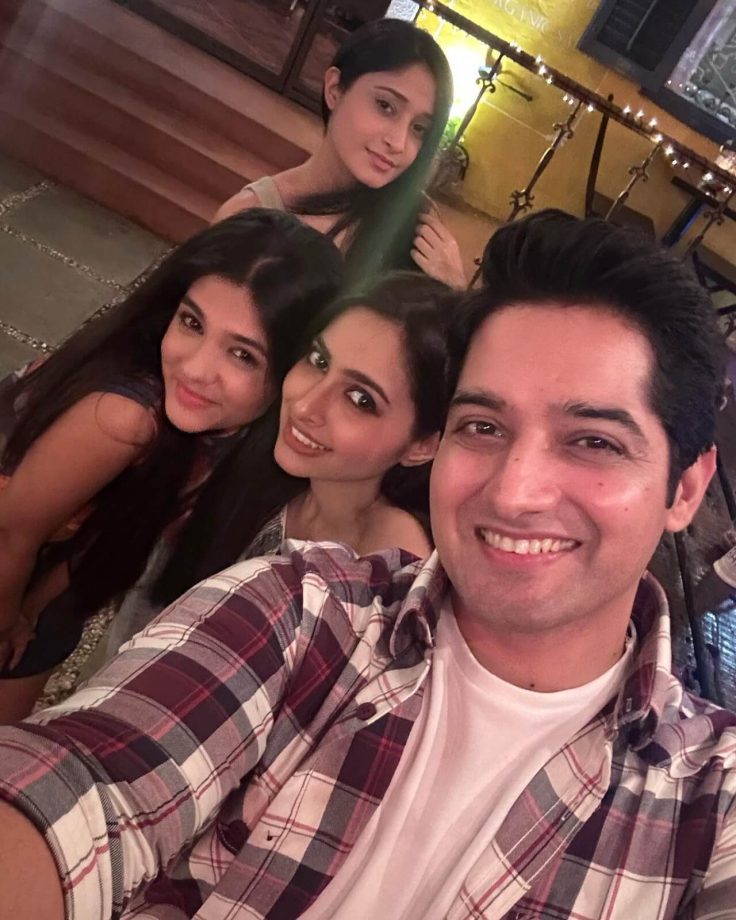 Mayank Arora Poses With On-screen Sister Pranali Rathod And Karishma Sawant, Checkout Dinner Date Photos 852695